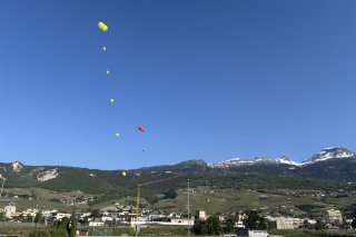 À travers cette installation de ballons, le collectif entend alerter la population sur l’ampleur des volumes, qu’il juge excessive.
